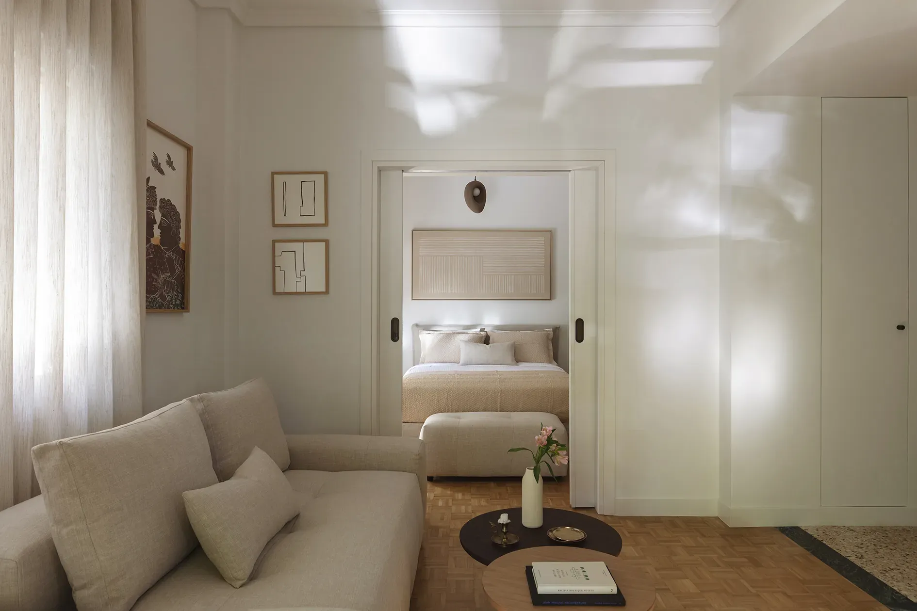 Ηλιόλουστο καθιστικό της Athena Residence, ανακαίνιση διαμερίσματος της δεκαετίας του 1960 στο Κολωνάκι