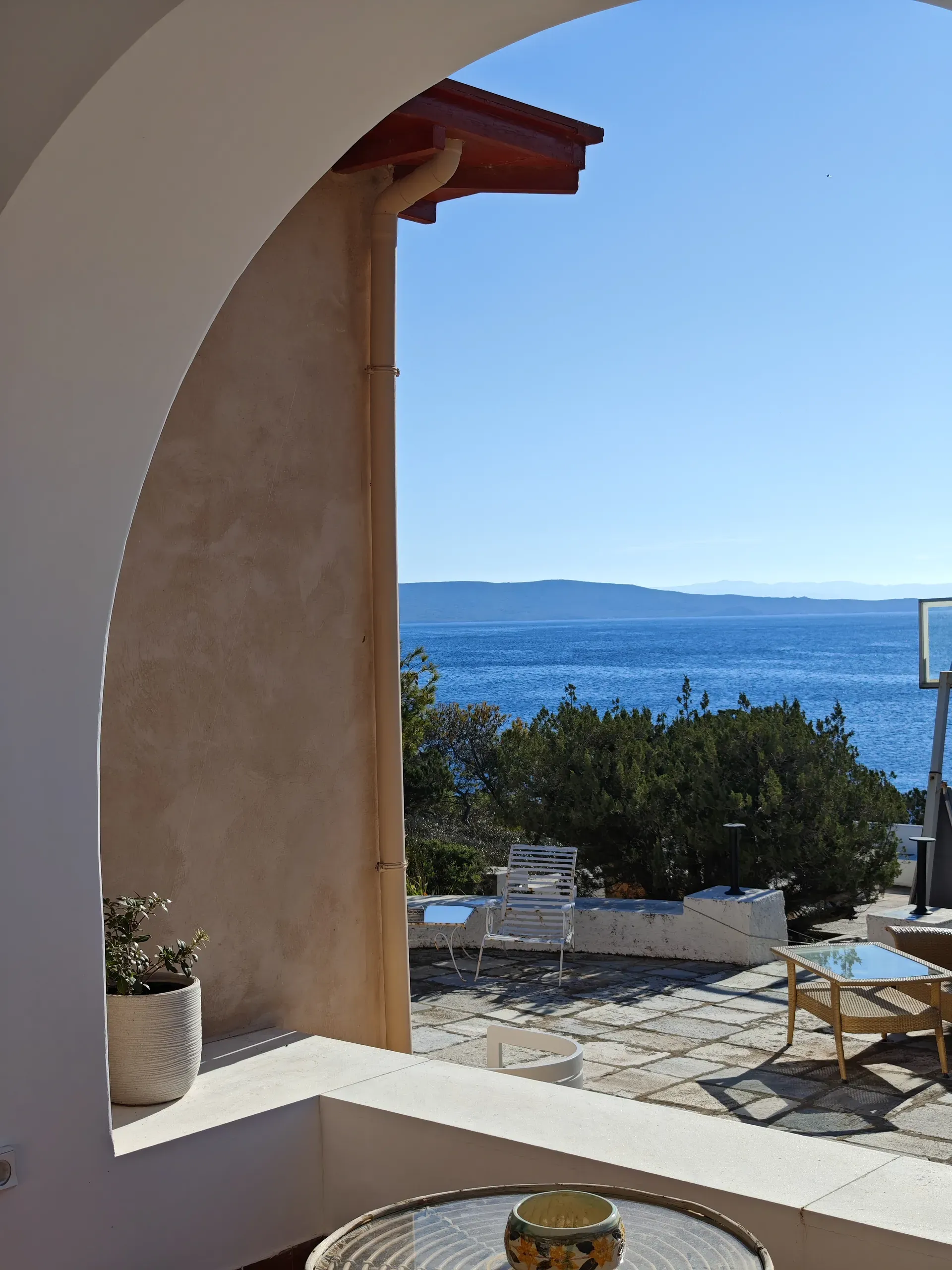 Θέα προς τη θάλασσα από την υφιστάμενη τοξωτή βεράντα