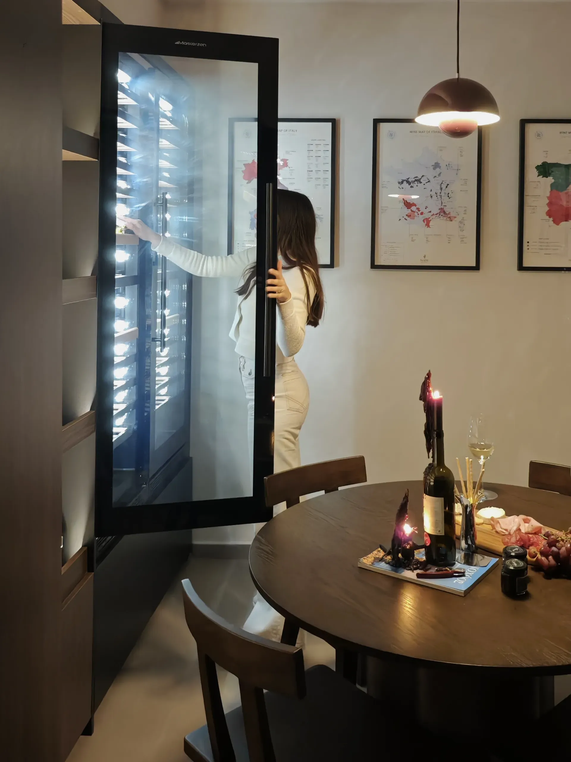 Επιλογή κρασιού από το ψυγείο δίπλα στο τραπέζι γευσιγνωσίας