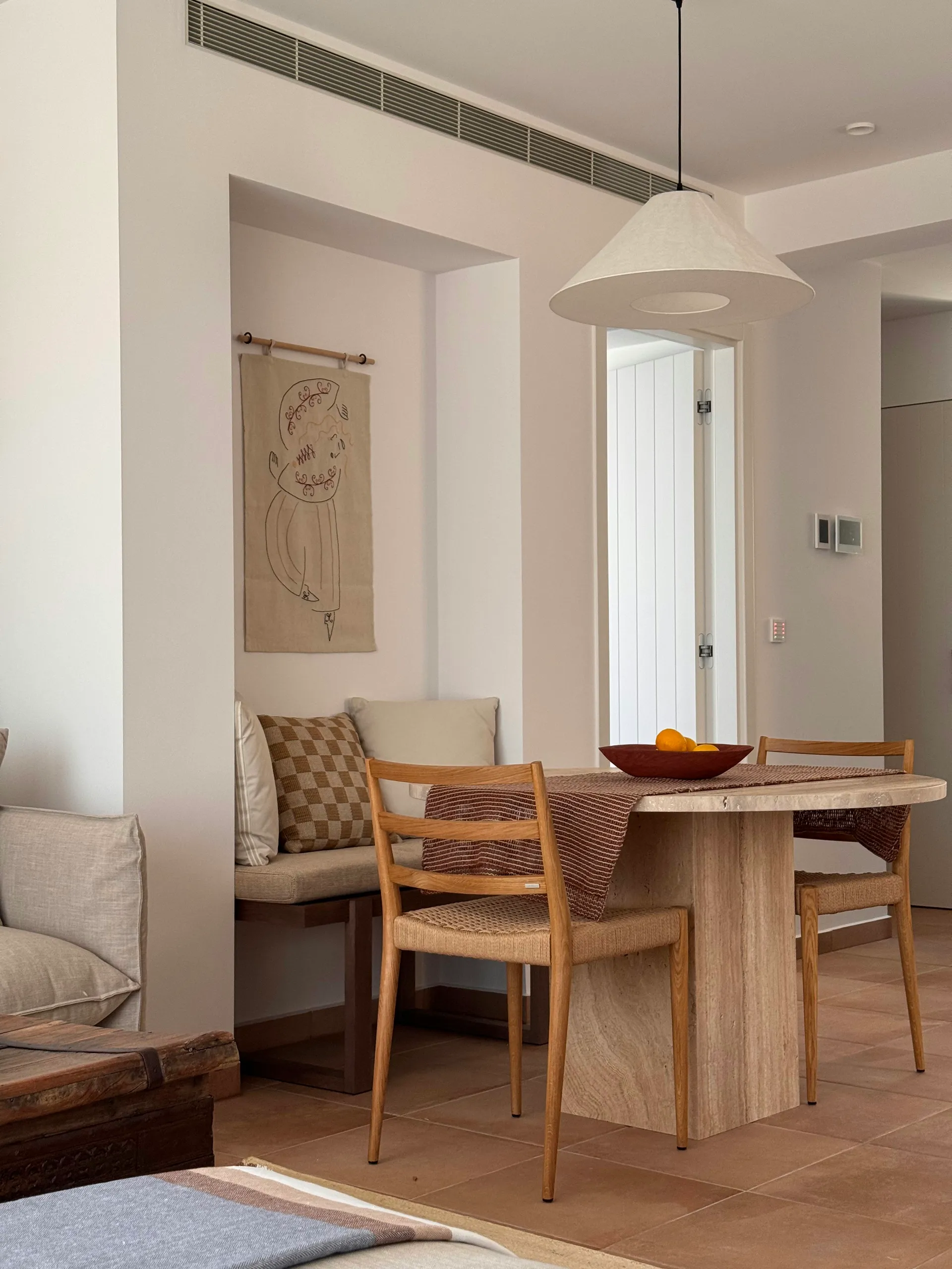 Στρογγυλό τραπέζι φαγητού από Travertino Beige σε φωτεινό εσωτερικό χώρο
